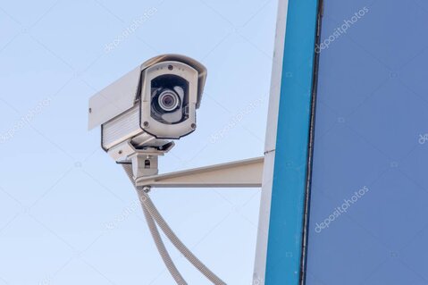 Überwachungskamera in einem Eingangsbereich, dazu Papiere mit Hinweisen zu Datenschutz und Rechtssicherheit.