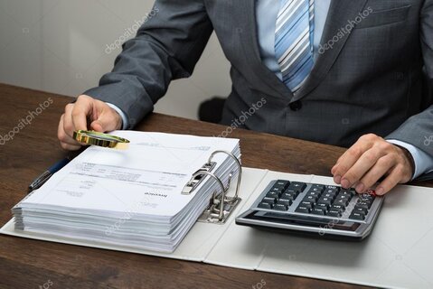 Wirtschaftsdetektiv analysiert Akten zu einem möglichen Lohnfortzahlungsbetrug im Unternehmen.